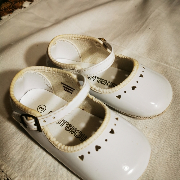 Vintage Zeddy White Faux Patent Leather Baby Shoes with Heart Cut Outs ~ Size 3 - Picture 15 of 16